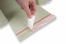 Karton z automatycznym dnem, wykonany z papieru z traw - Na koniec zamknij karton zabezpieczający przed wstrząsami za pomocą paska samoprzylepnego | Krainakopert.pl